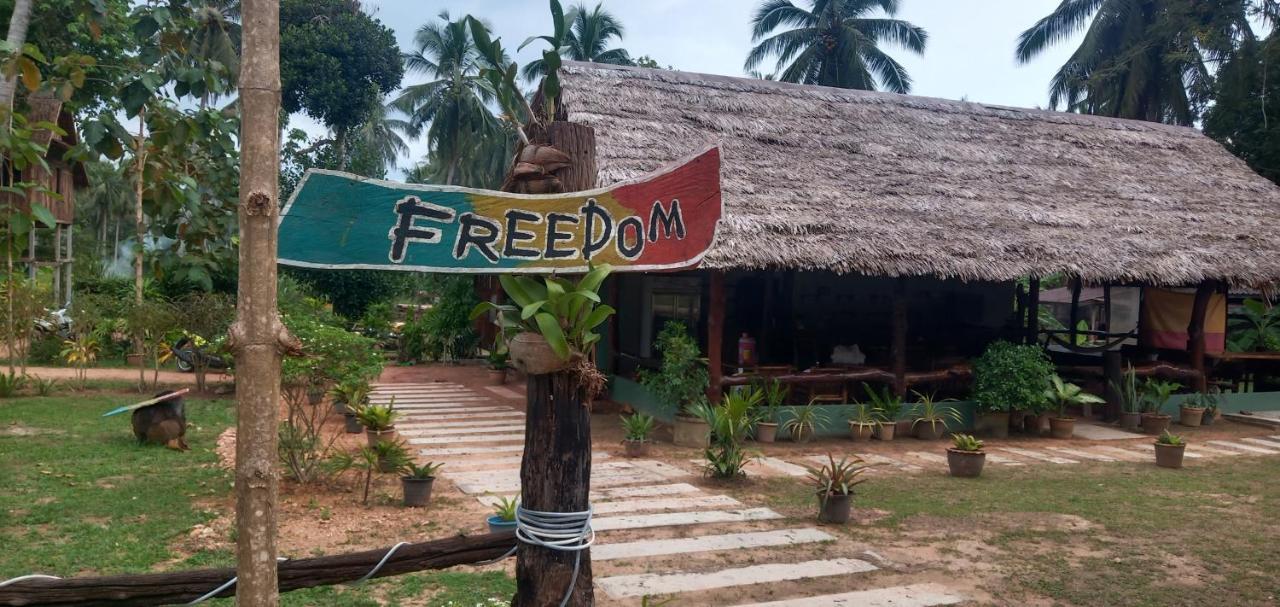 Kohjum Freedom Resort Koh Jum Exteriör bild