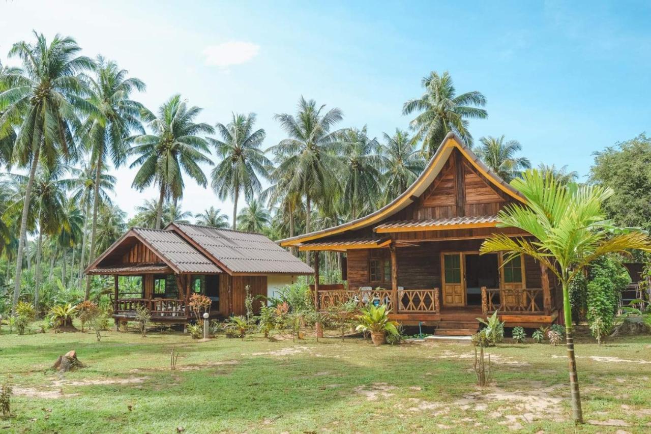Kohjum Freedom Resort Koh Jum Exteriör bild
