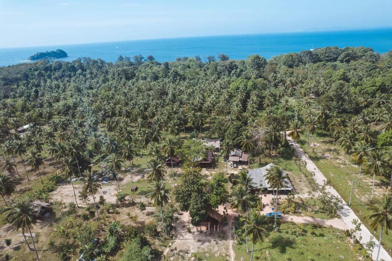 Kohjum Freedom Resort Koh Jum Exteriör bild