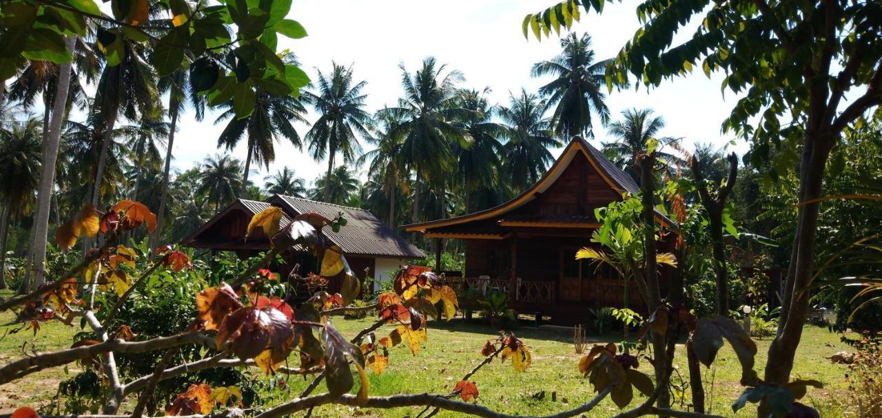 Kohjum Freedom Resort Koh Jum Exteriör bild