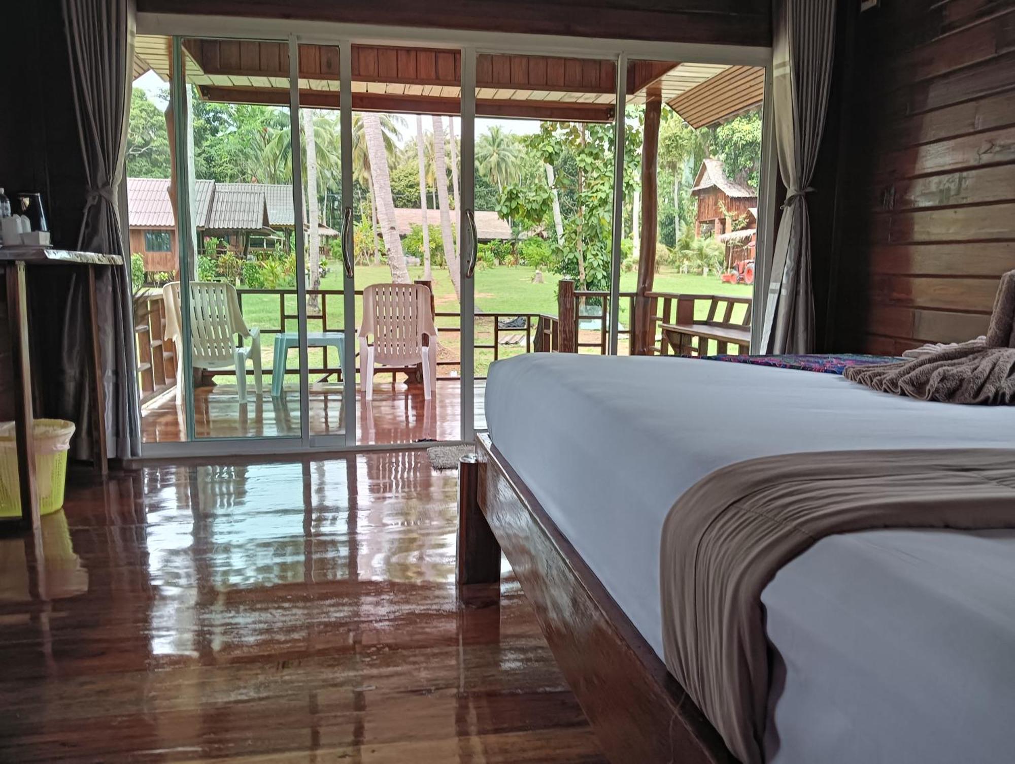 Kohjum Freedom Resort Koh Jum Exteriör bild