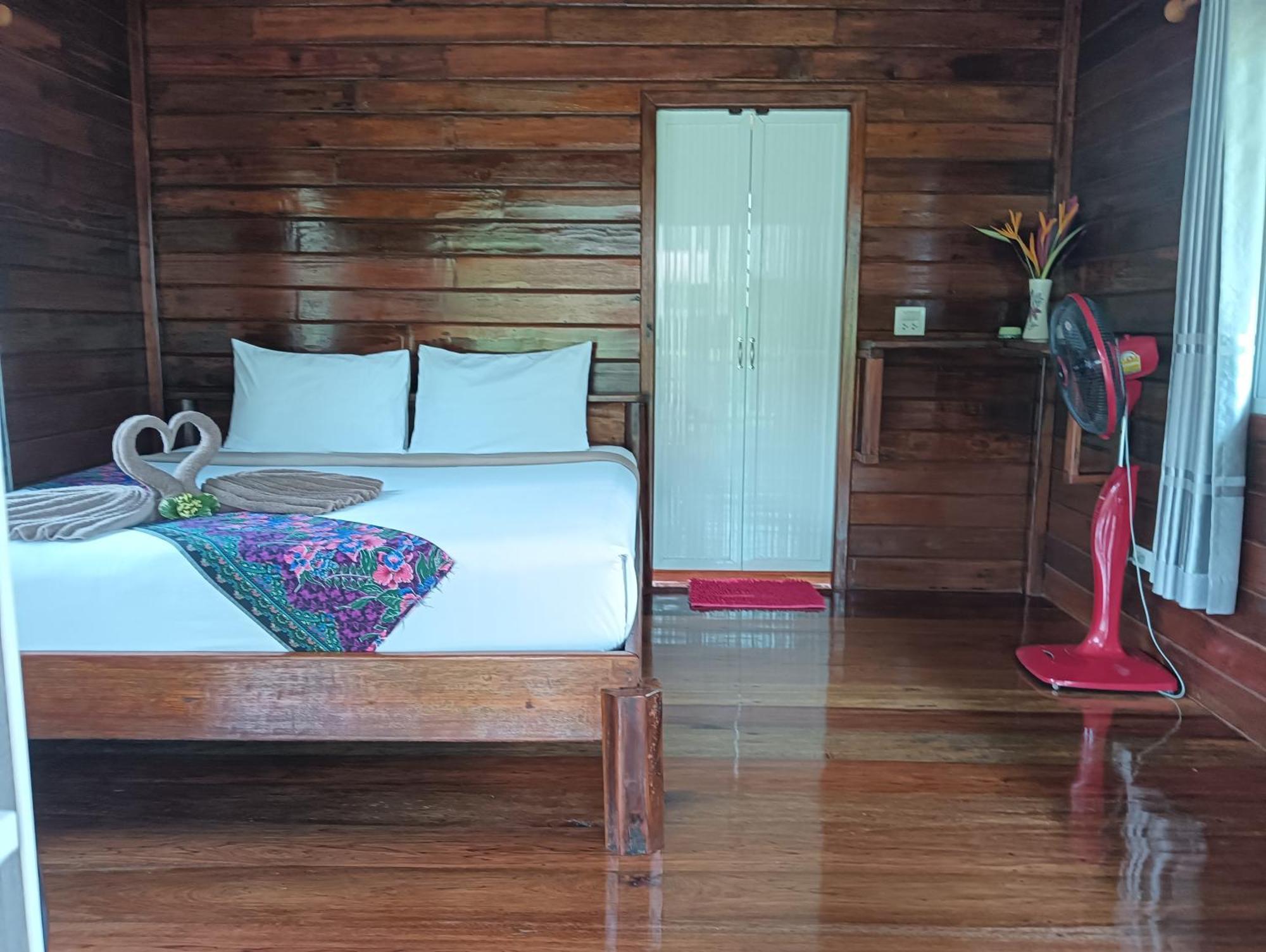 Kohjum Freedom Resort Koh Jum Exteriör bild