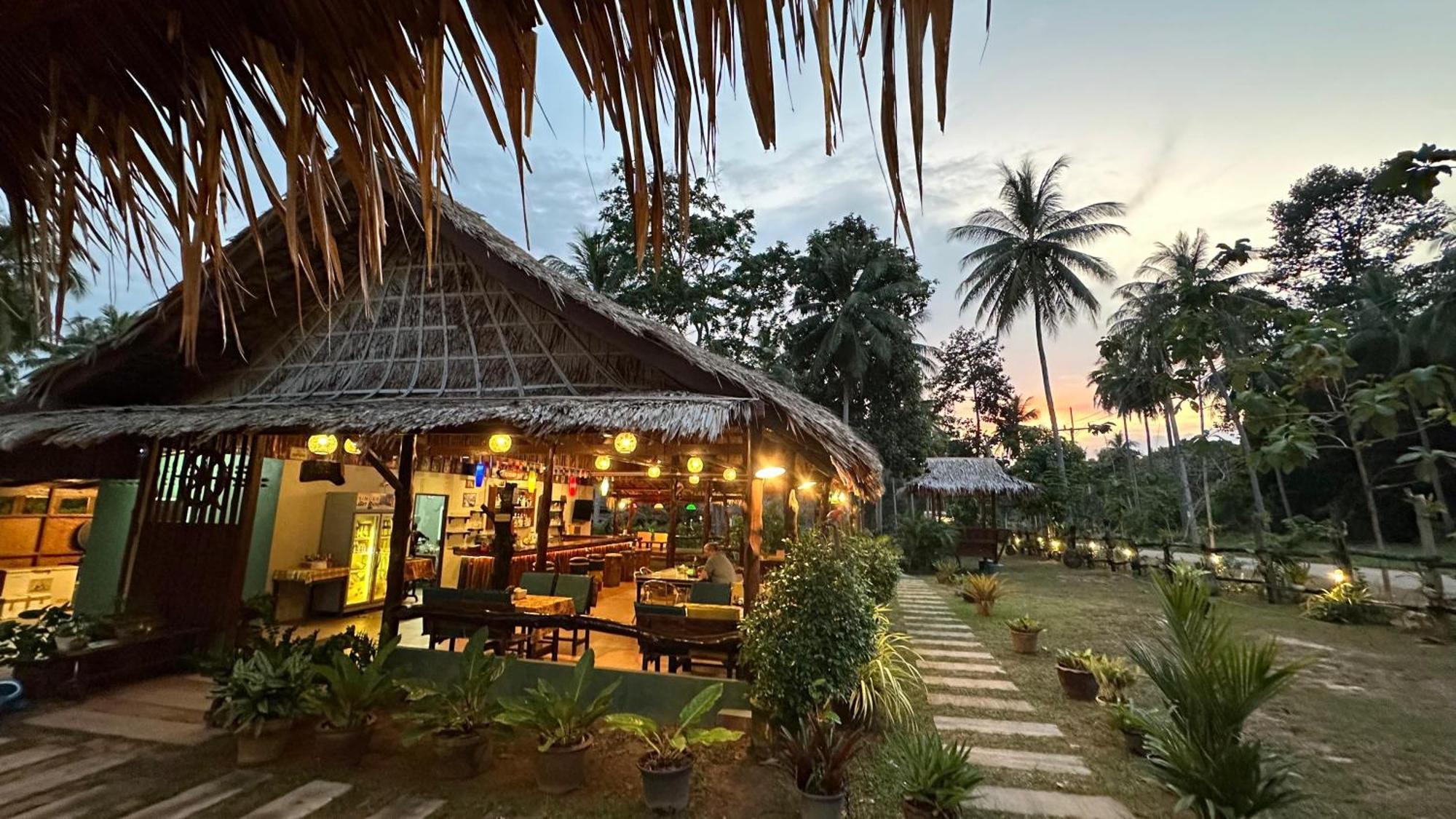 Kohjum Freedom Resort Koh Jum Exteriör bild